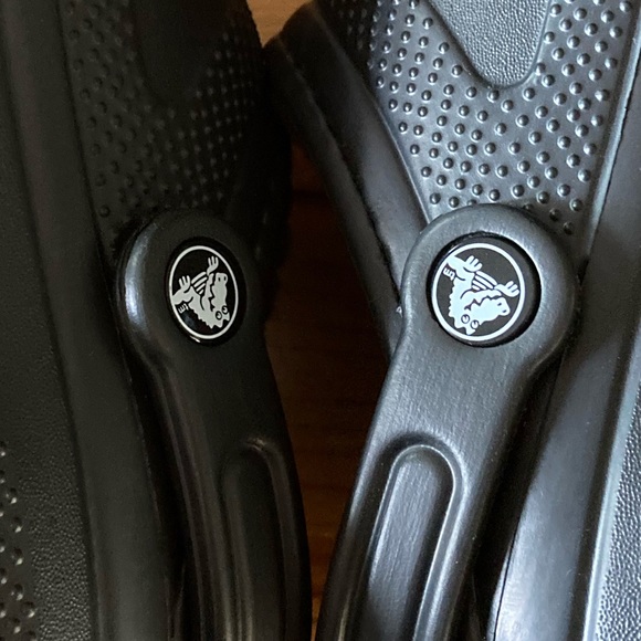 Crocs unisex, Men’s-6, Women’s-8.  Black/lined. - Picture 4 of 6